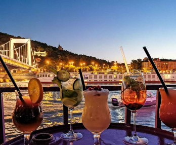 Cocktail und Folklore-Kreuzfahrt auf der Donau