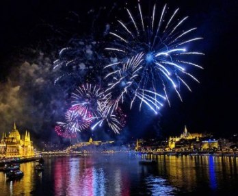Fireworks Gala Dinner with Bar Piano