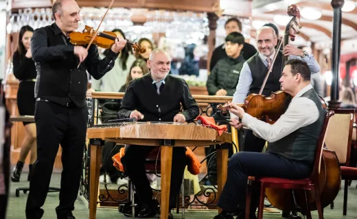 Dinner & Kreuzfahrt mit Folklore-Livemusik und Tanzshow 5
