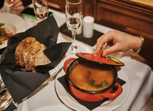 Donau-Flusskreuzfahrt mit Gulaschsuppe und Lángos