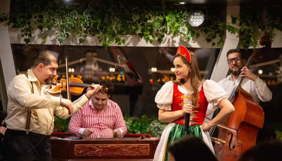 Getränk und Folklore-Show