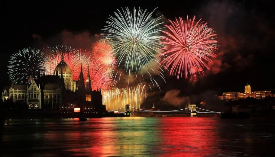 Cena y Crucero con Fuegos Artificiales